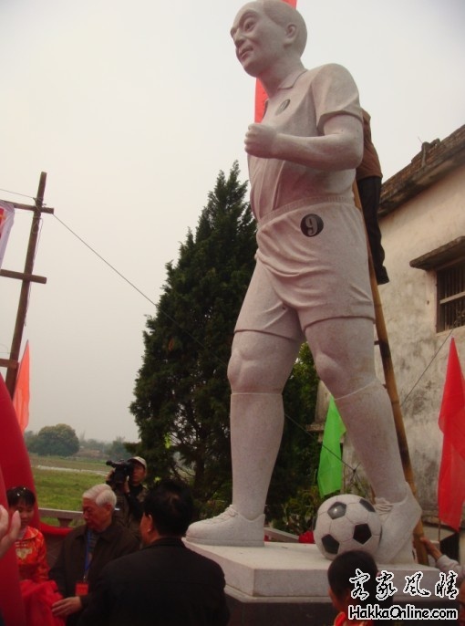 李惠堂雕像