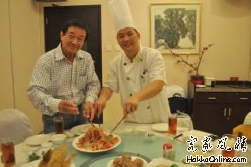 麗園餐廳老闆之一江淼成（左）與主廚曾其祥一齊撈魚生，希望來年好運，恭喜發財 ...