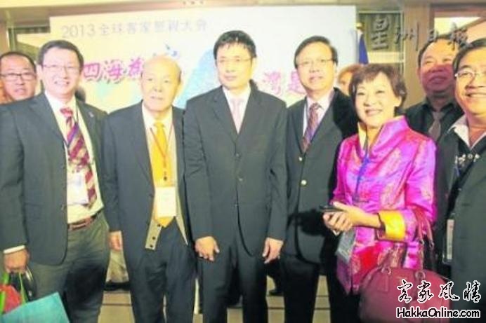 會後與台灣客委會主任黃玉振（右五）拍照留念。左起周健強、張君國和吳德芳；右起是黃.jpg