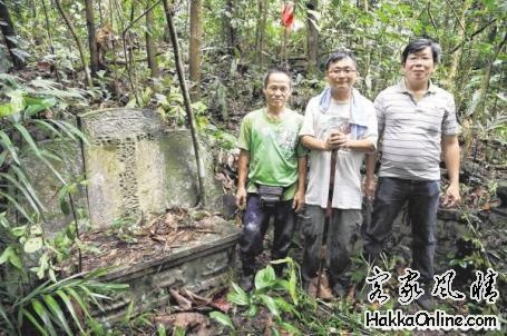 蘇亞明、吳安全和李志強（左至右）攝於建國總理李光耀曾外祖父蔡應昌的墓前，這個藏在.jpg