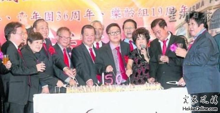 雪隆惠州会馆庆祝成立150周年，全体理事切生日蛋糕。.jpg