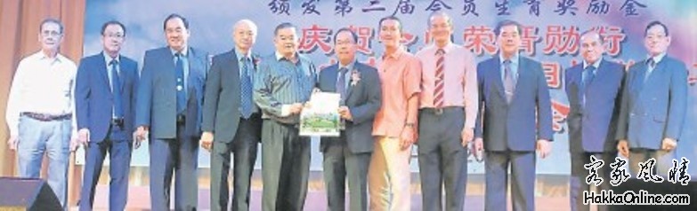 戴国光（左六） 代表移交2000令吉款项予銮中代表蔡永福