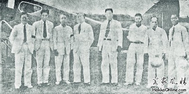 胡文虎（左四） 在1940年亲临实兆远南华中学虎豹礼堂开幕典礼， 王叔金（左三） 等人.jpg
