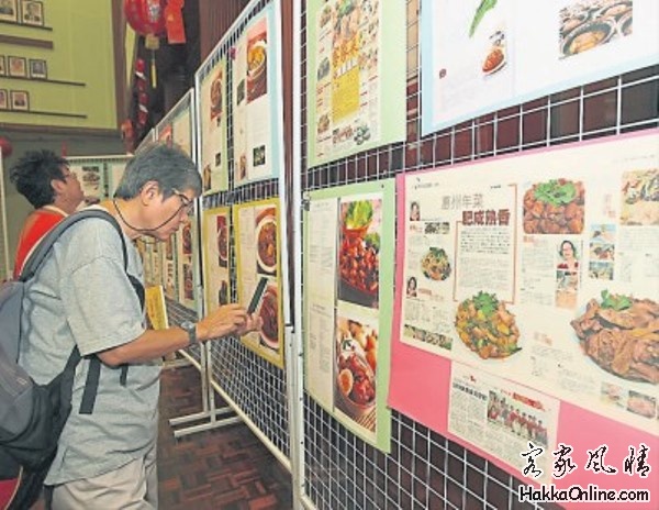 雪隆惠州会馆特设资料展让参与者浏览， 了解客家民俗传统和美食由来.jpg.jpg