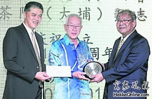 楊建仁（右起）頒發20年服務獎給張仰競，左為楊博耀.jpg
