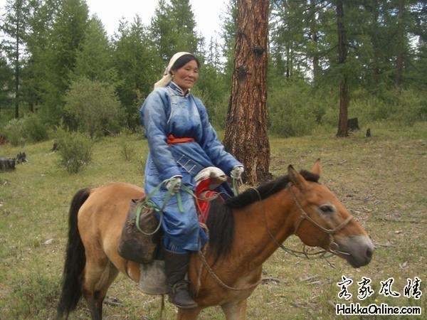 之前,女人是不允许骑马的