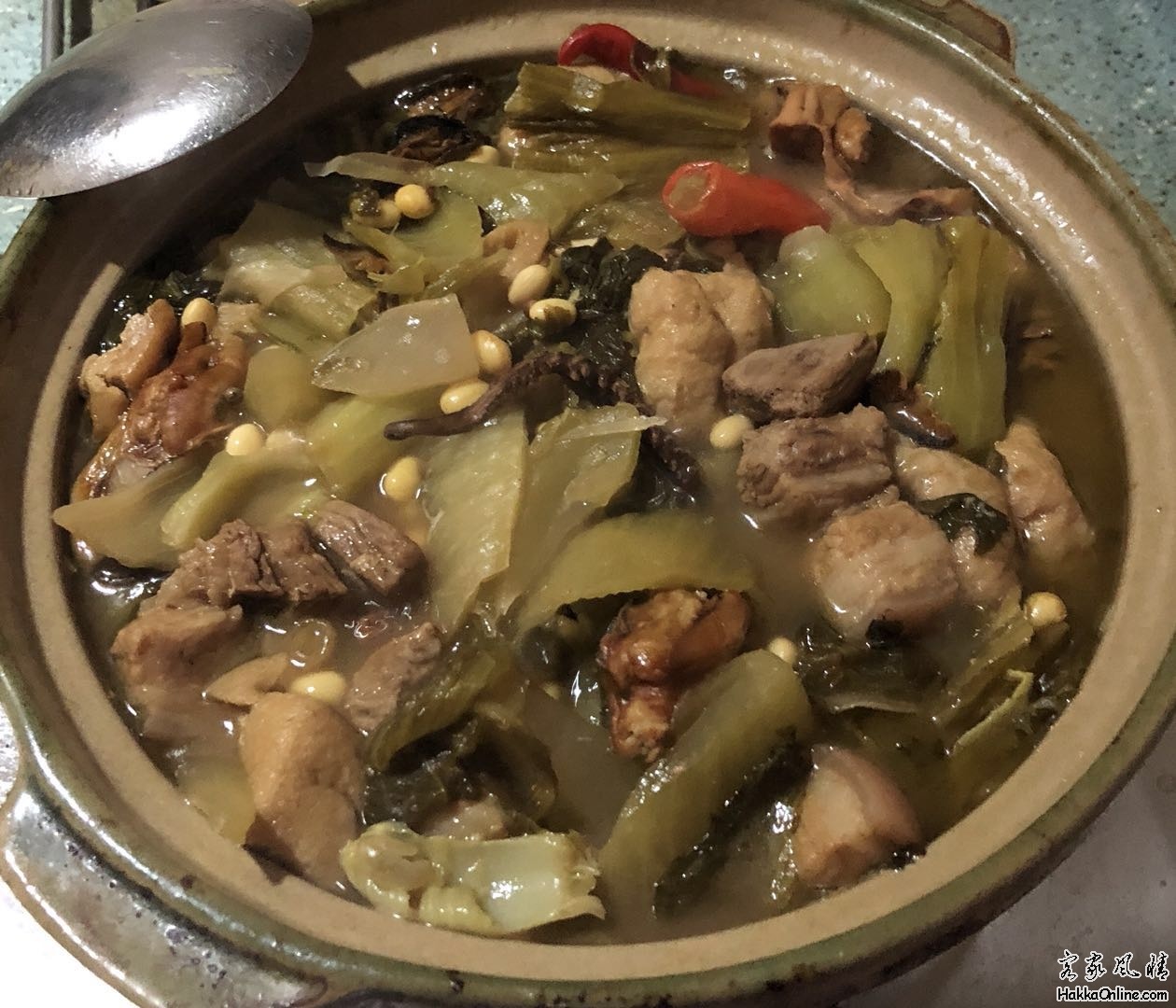 大乾蠔潮州咸菜尤魚絲五花肉加黃豆與油豆腐薄。配芥菜。2