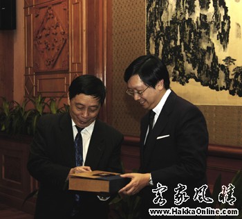 江青粦于4月6日会见了以香港廉署专员黄鸿超