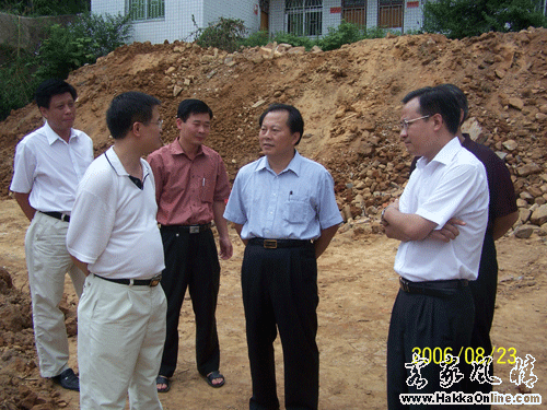 广东省财政厅副厅长曾志权(左四)