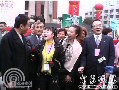 台湾著名音乐人林展逸和客家歌手李秋霞等52人到访成都