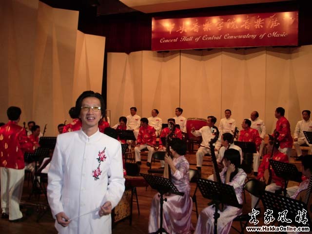 刘鸣钟教授在北京音乐学院指挥（2006年）