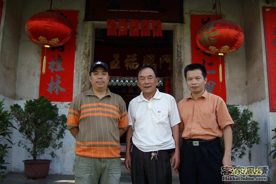 左起：本站音乐人阿秋哥、公祠总理阿梁伯、摄影家翁昌云