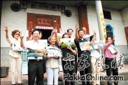 為爭取保留福成堂，台中市犁頭店鄉土文化學會昨與當地客家後裔拿著老照片發起搶救行動。