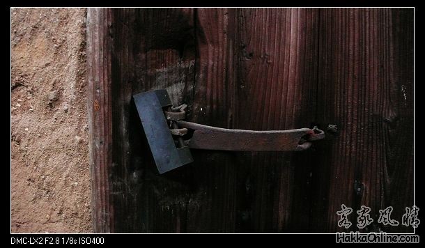 夯墙木门铜锁