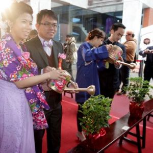 台北市长为首场客家集体婚礼新人证婚
