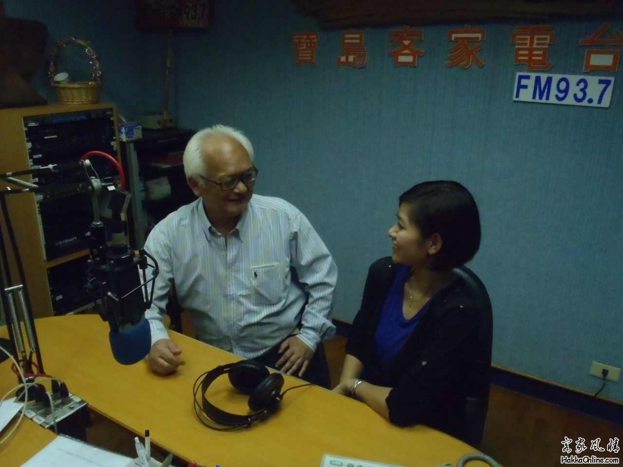 模拟台湾客家电台的"俊"男和"鈺"女接受采访