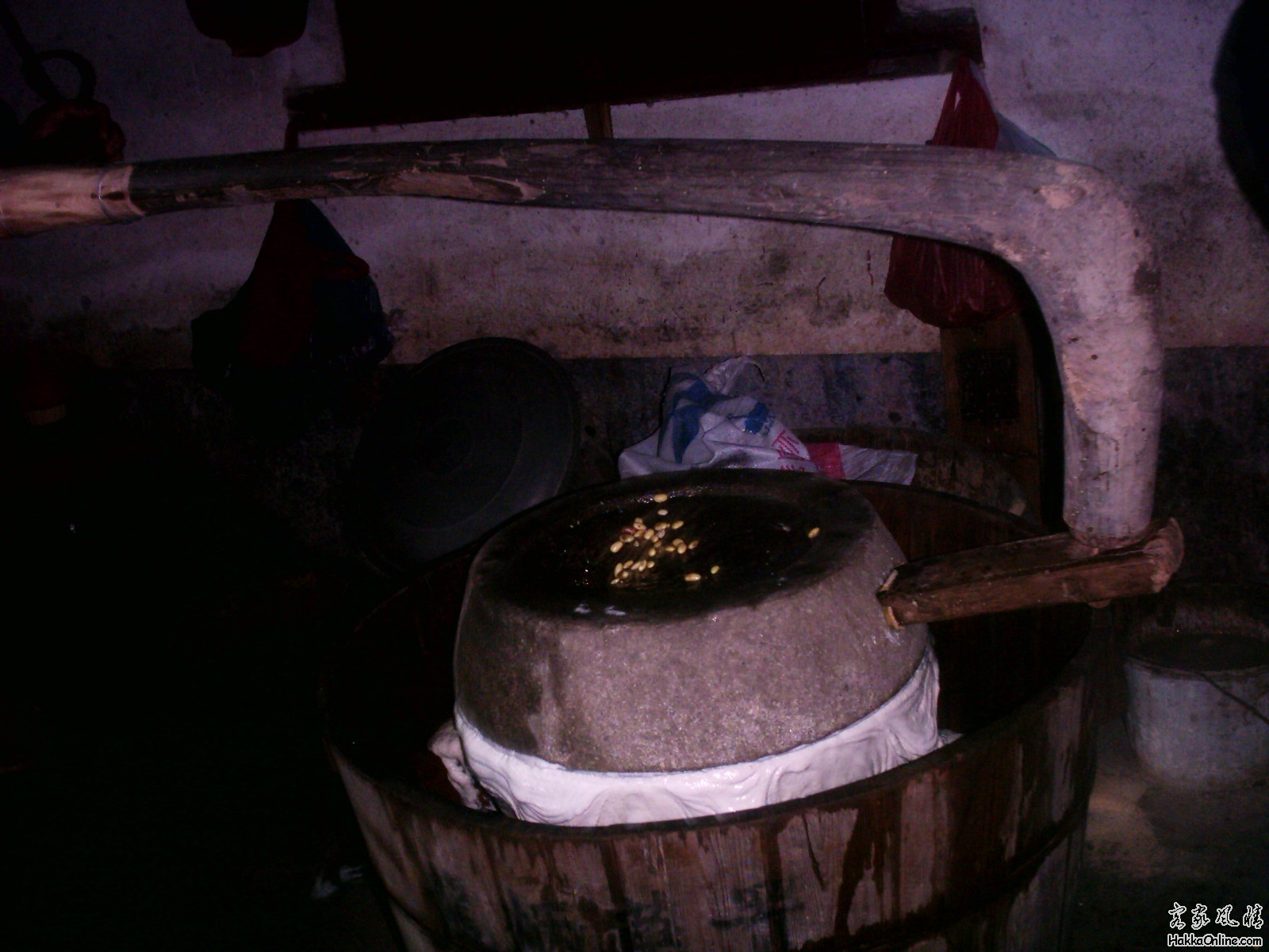 古老的石磨磨浆