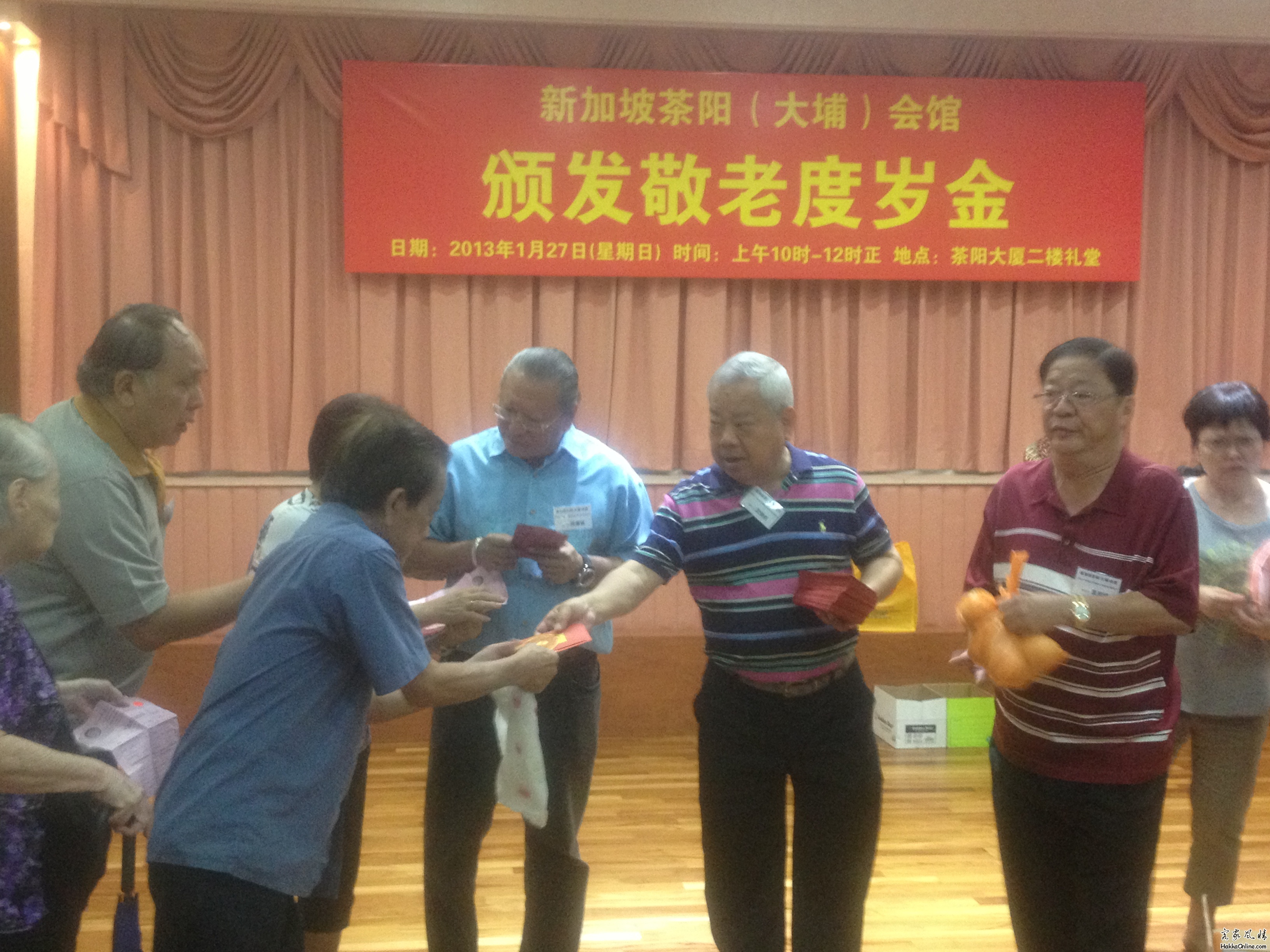 何谦诚会长和副会长颁发红包