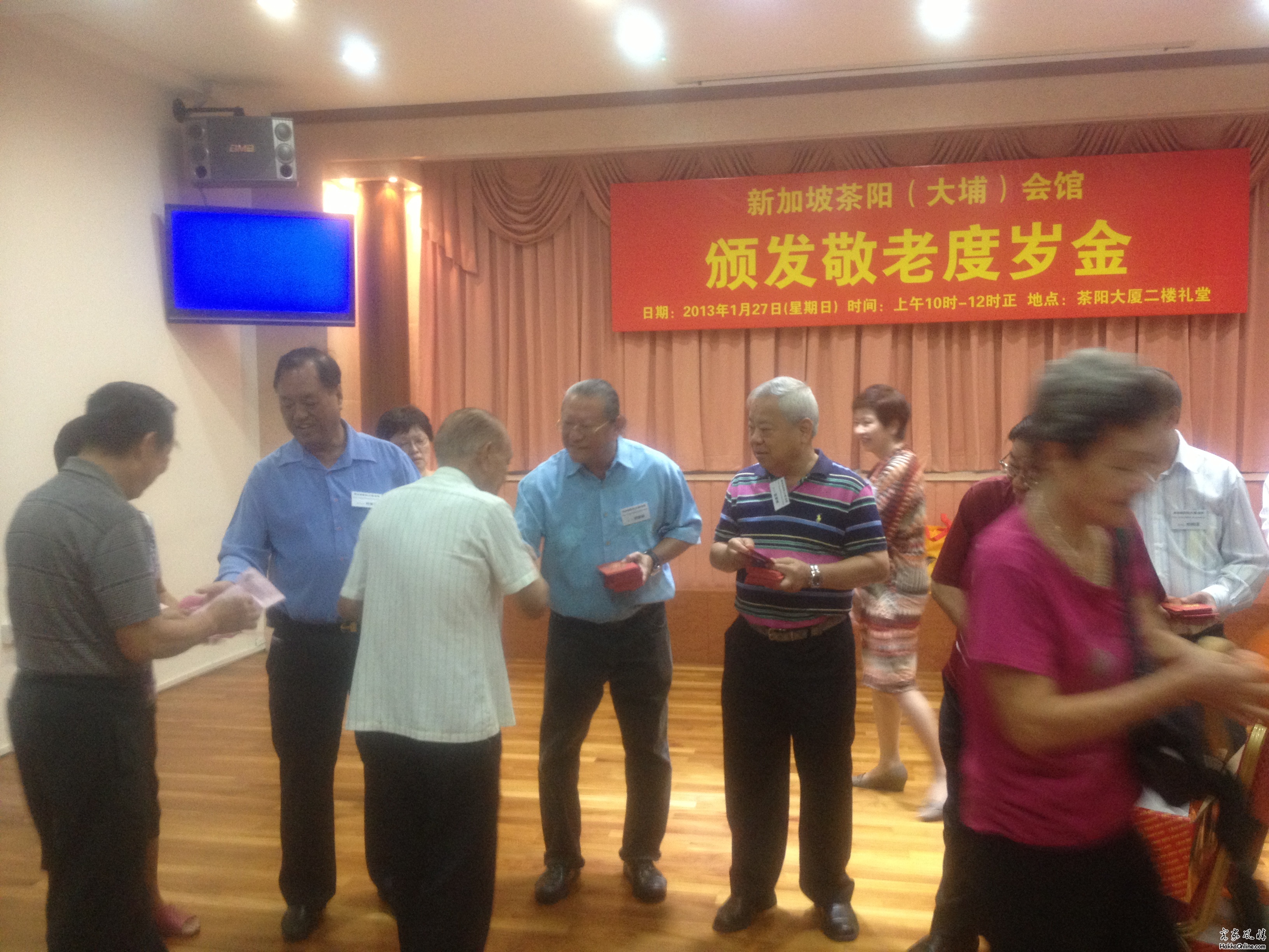前任会长刘智评和会长何谦诚颁发度岁红包