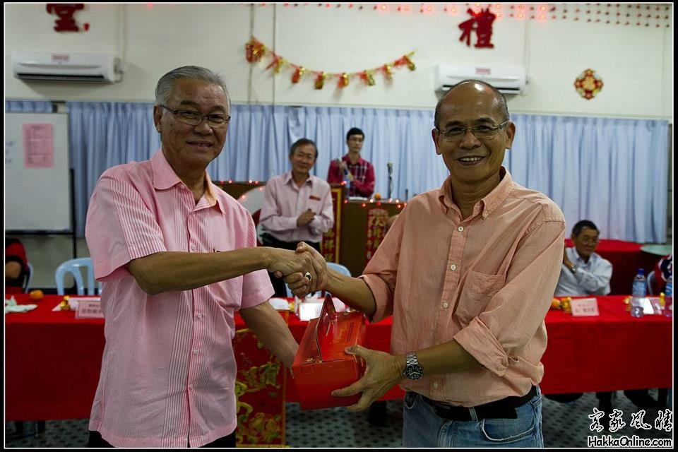 会长颁发礼盒于太极拳师傅