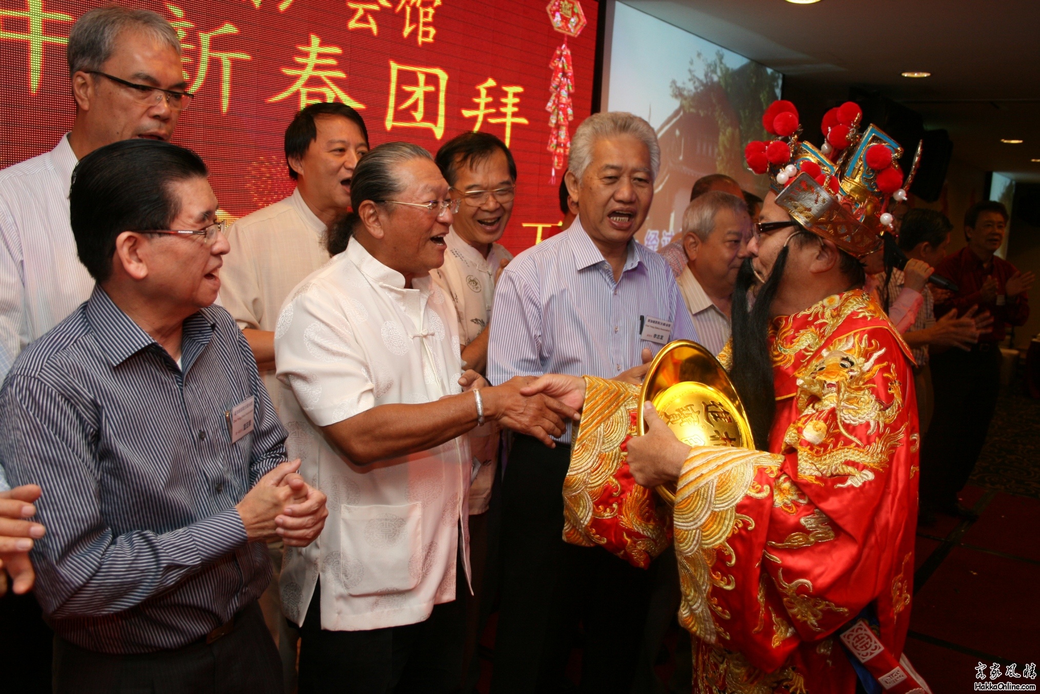 财神爷欢迎何会长和在场贵宾