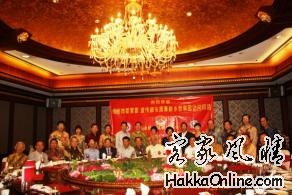 雙方代表結束交流後合影留念.jpg