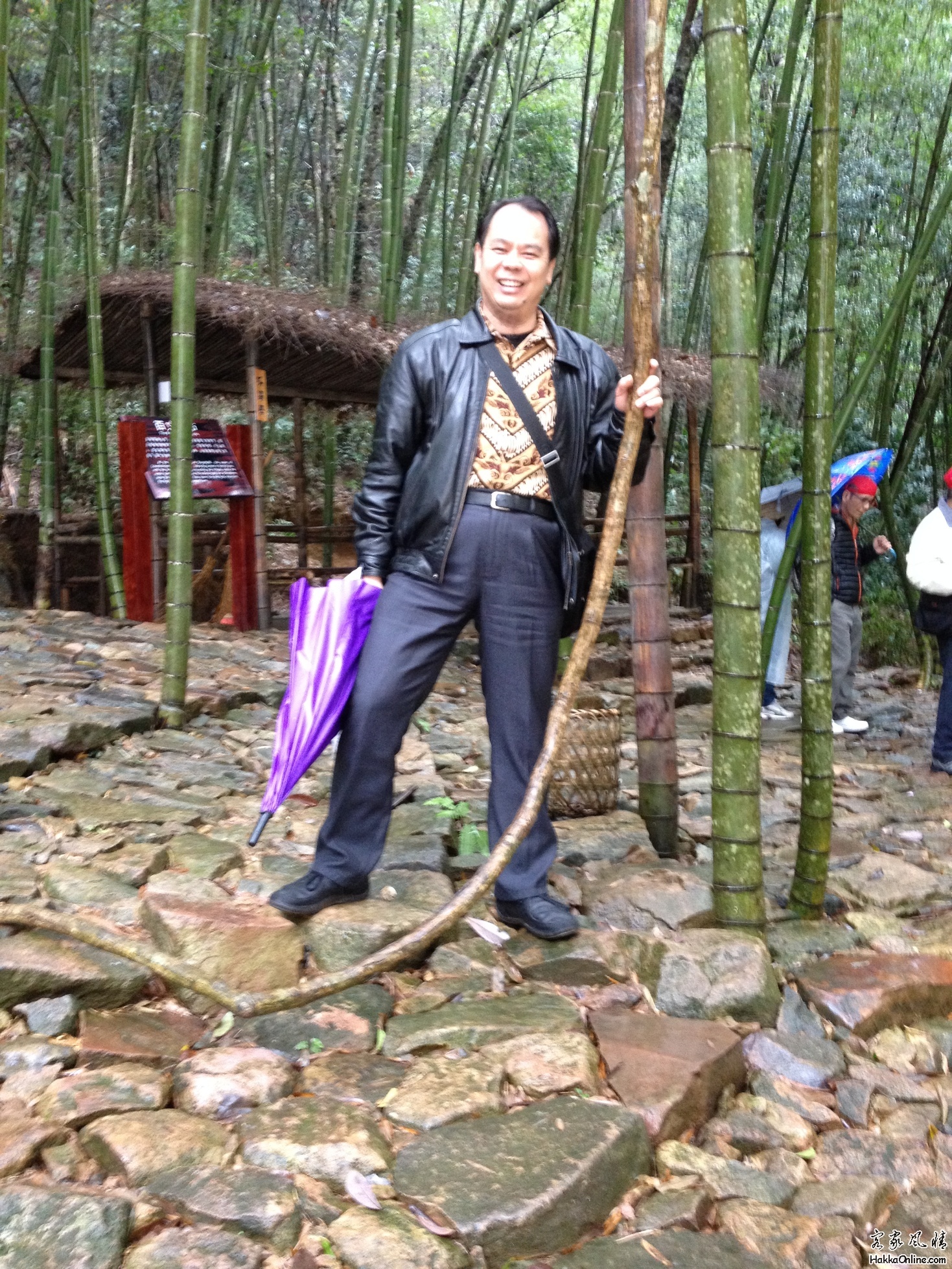 曹艳山（平远老乡）于竹林处