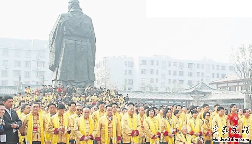 在珠璣巷守望閣舉行的“根在中原毓}封＂祭祖儀式.jpg