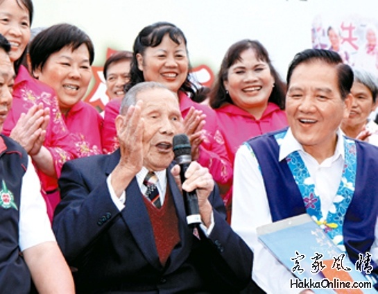 高齡97歲的王文斌，中氣十足地唱著山歌，是山歌比賽中的焦點人物.jpg.jpg