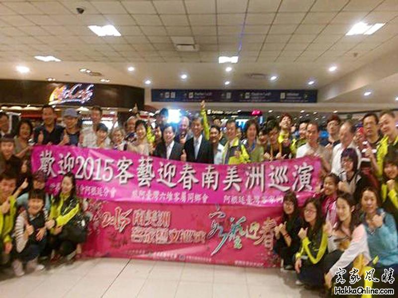 中華民國駐阿根廷代表處僑務組長張永剛與秘書李金星 ，於當地時間10日晚間迎接來自台.jpg