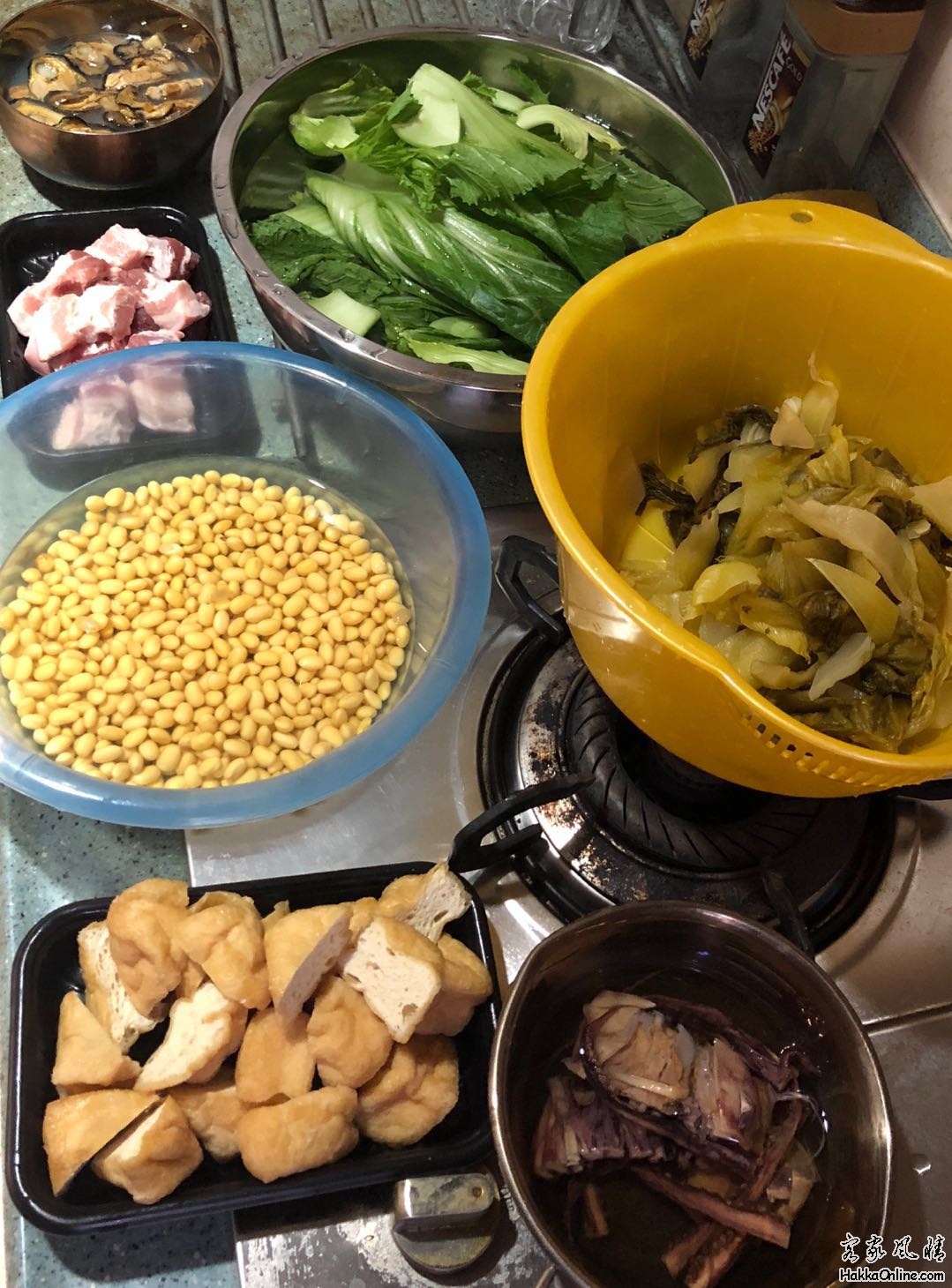 大乾蠔潮州咸菜尤魚絲五花肉加黃豆與油豆腐薄。配芥菜。