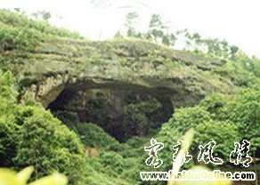 仙人桥，天然石桥，全长100米，跨度60米、高30多米，厚10米，又称“天仙桥”。