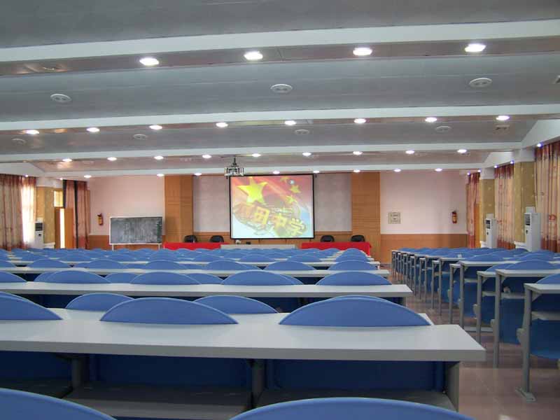 多媒体电化阶梯教室两层，共两间，每间可容纳480个人.jpg