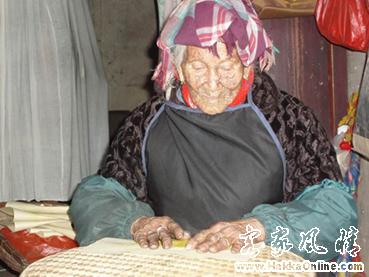 泰安楼里今年刚刚一百岁的何笋阿婆在做纸折