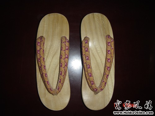 木屐，《辞源》称，前后带齿的木板鞋，鞋帮呈船形，木齿较高。据说，木屐始于晋文公。相传晋国贵族介子推 .