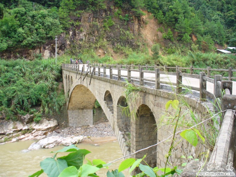 墩下