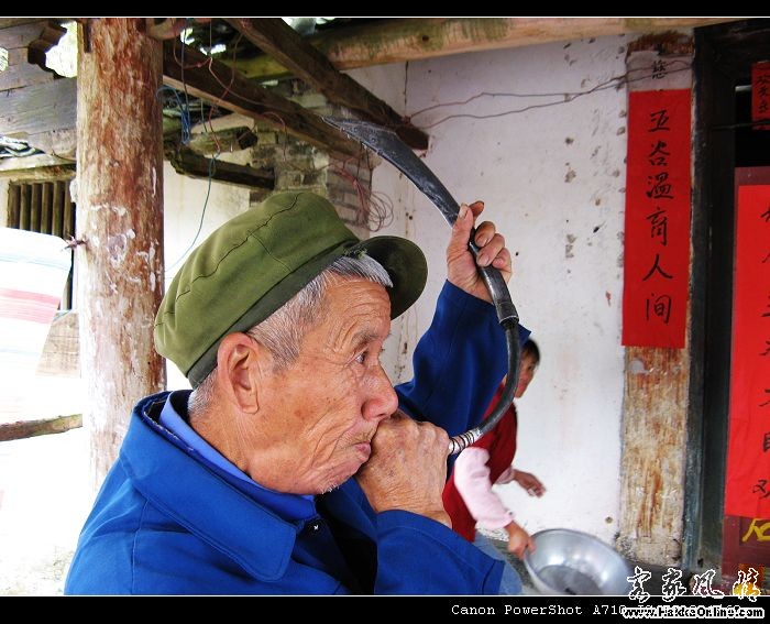 吹铜角的老人