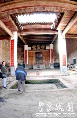 这是南宋末（约公元1256年）建成的钟氏宗祠——世昌堂