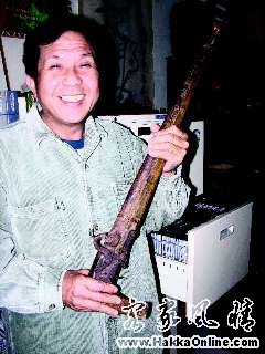 竹东镇客家子弟廖贤德，20多年来投入泰雅文化调查与记录，工作室摆\满珍贵文物和资料，他手上拿的是有 ...