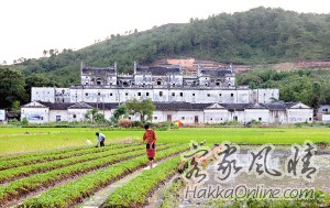 倚山而建的学发公祠气势恢弘。