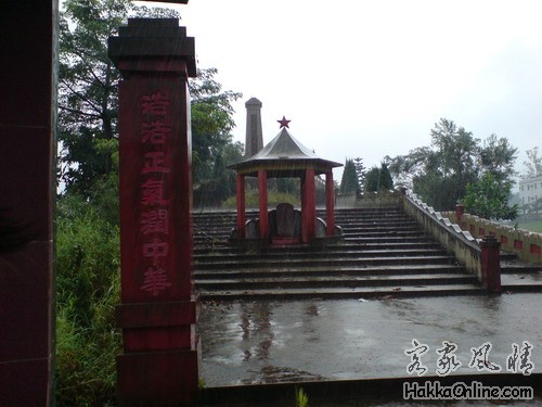 雨中的人民英雄纪念碑