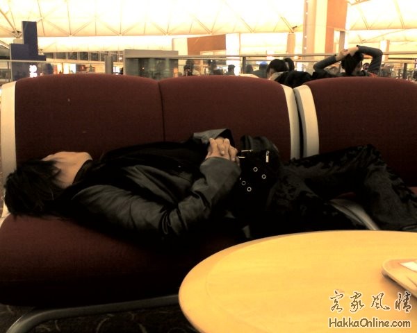 阿良笑說...原來睡在機場不只有他自己喔~~