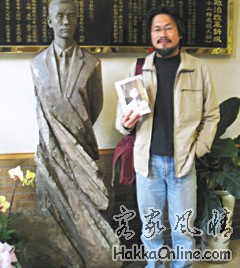 作家藍博洲花了二十年，終於完成王添灯（左邊的雕像）的傳記「消逝在二二八迷霧中的王添灯」