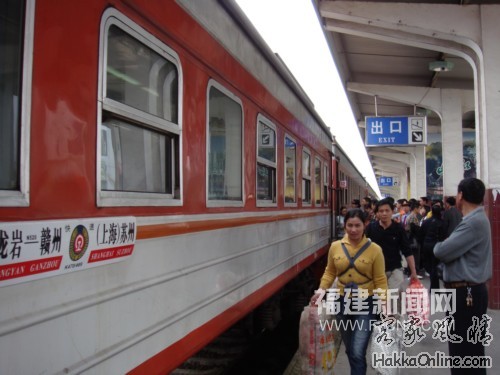 图为由龙岩至上海的K四七0旅游列车。(记者 黄翔 摄)