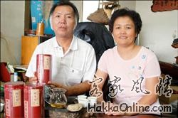 徐耀明（左一）榮獲今年東方美人茶特等獎，妻子李秋雲（右一）也會幫忙採茶。