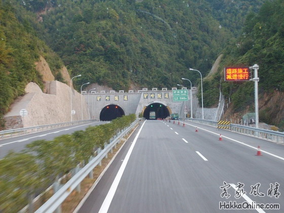 1534客家山区高速公路，多隧道.jpg