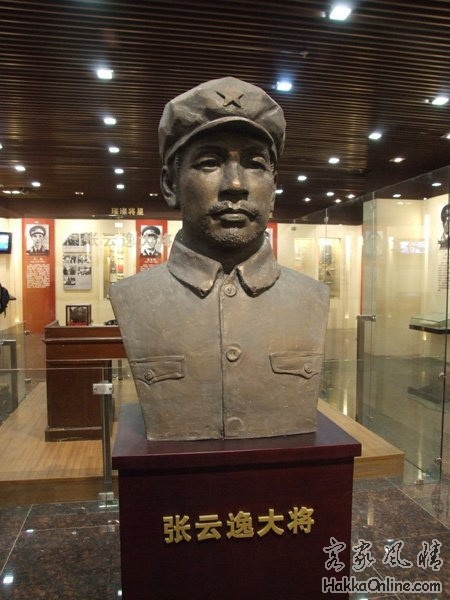 张云逸雕塑.jpg