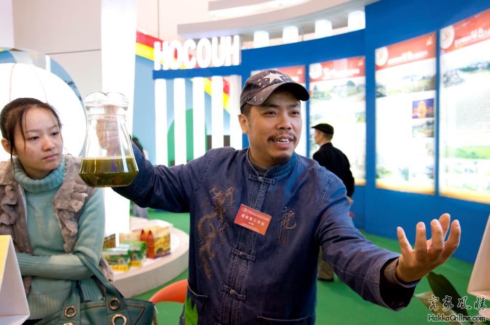 秋歌已把抹茶泡好并邀请观众品茶.jpg