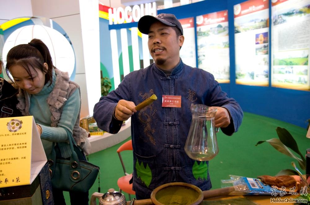 将碾好的茶倒入容器.jpg