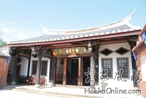 三級古蹟新埔劉家祠，有「匾額多、燕尾多、功名多」的美譽。